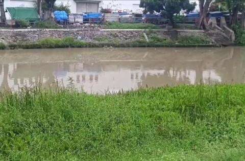 Jambret di Surabaya Babak Belur Dihajar Massa, Satu Pelaku Tewas Tenggelam di Sungai Kalimas Jambret di Surabaya Babak Belur Dihajar Massa, Satu Pelaku Tewas Tenggelam di Sungai Kalimas