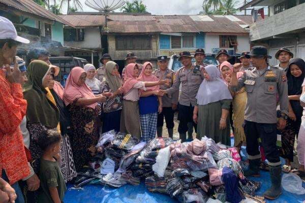 Antusiasme Warga Agam Terima Bantuan Pakaian Layak Pascabanjir Antusiasme Warga Agam Terima Bantuan Pakaian Layak Pascabanjir