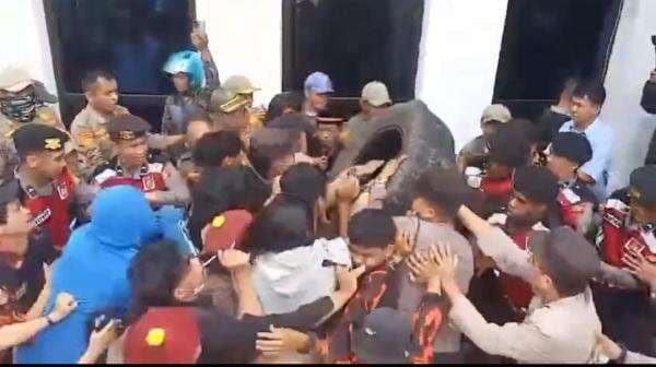 Kericuhan Warnai Demo Tolak Pengosongan 75 Lapak di Pasar Makale Tana Toraja Kericuhan Warnai Demo Tolak Pengosongan 75 Lapak di Pasar Makale Tana Toraja