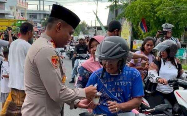 Berbagi di Masa Ramadan, Kapolres Sumba Timur Berikan Takjil untuk Masyarakat di Jalan Umum Berbagi di Masa Ramadan, Kapolres Sumba Timur Berikan Takjil untuk Masyarakat di Jalan Umum