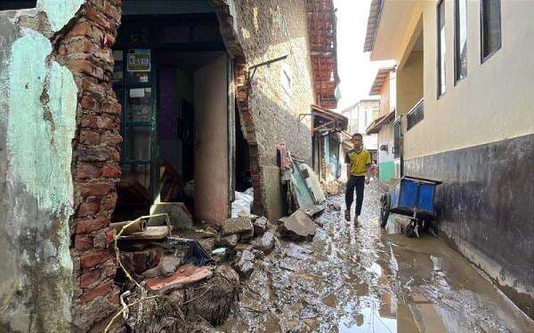 Tanggul Sungai Cigede Jebol di Dayeuhkolot, 337 KK Terdampak Banjir 3 Rumah Rusak