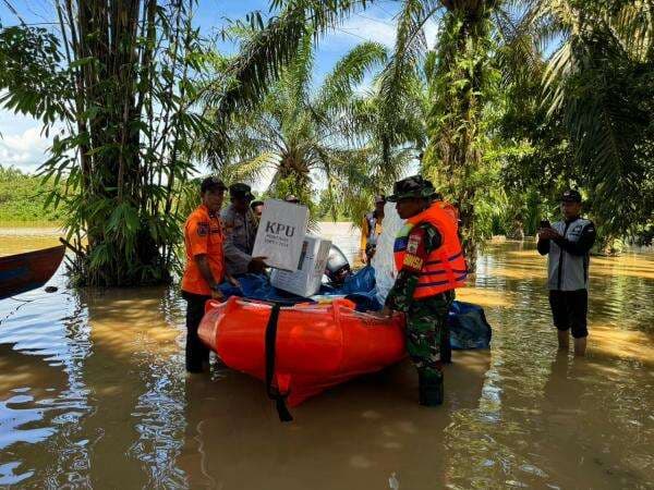 Lewati Banjir, Pendistribusian Logistik Pilkada ke Desa Rantau Binuang Sakti Berjalan Lancar