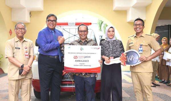 Bank Jatim Serahkan CSR Ambulance Kepada RSUD Haji Provinsi Jawa Timur