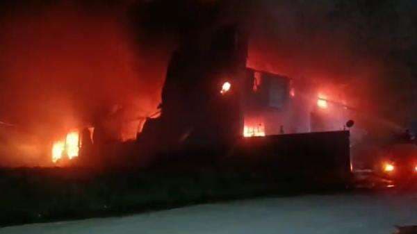 Pabrik Aksesoris Mobil di Paku Haji Tangerang Ludes Terbakar, Karyawan Panik Pabrik Aksesoris Mobil di Paku Haji Tangerang Ludes Terbakar, Karyawan Panik