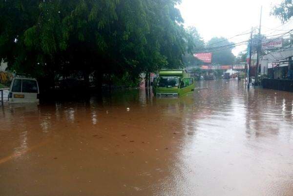 Akibat Hujan Deras, Lalu-lintas di Jalan Arya Putra Ciputat Terputus