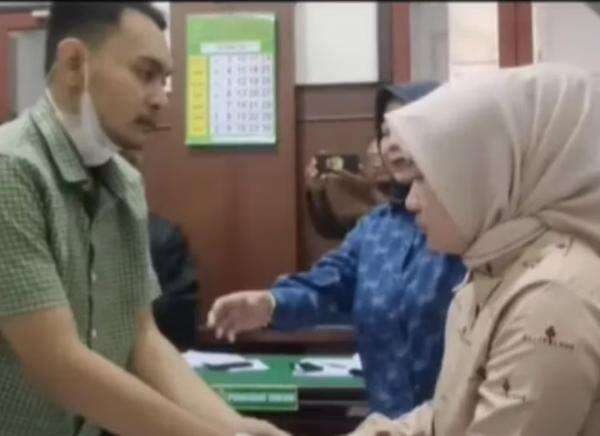 Video Viral, Detik-detik Suami Meninggal Setelah Minta Maaf ke Mantan Istri di Pengadilan Surabaya