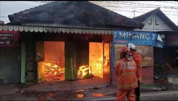 Rumah Makan Minang Terbakar, Tiga Penghuni Terluka