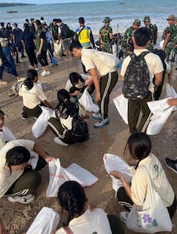 Kolaborasi Indonesia-UEA Tangani Sampah Laut di Pantai Kedonganan