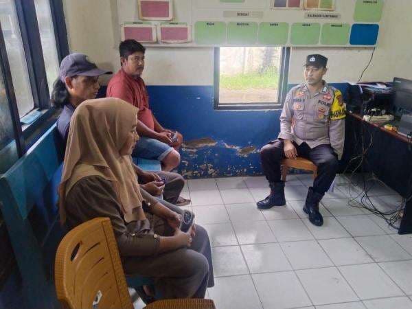 Cegah Konflik Berkepanjangan, Bhabinkamtibmas Wonomulyo Damaikan Dua Warga Bertikai Cegah Konflik Berkepanjangan, Bhabinkamtibmas Wonomulyo Damaikan Dua Warga Bertikai