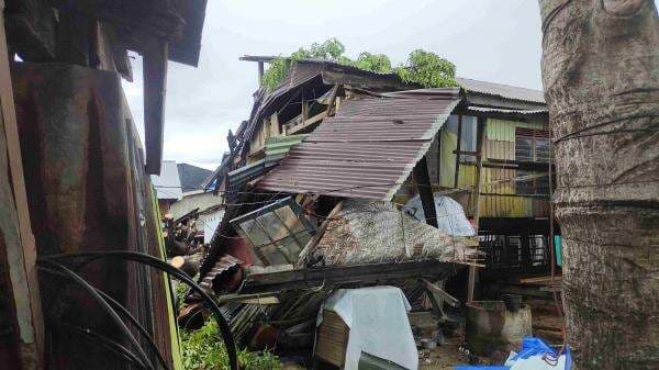 Breaking News. Angin kencang hantam Polewali Mandar, 3 Rumah Rusak Tertimpa Pohon Tumbang