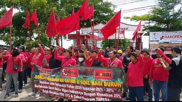 Tuntut Kenaikan Upah, KASBI Gelar Unjuk Rasa di Kantor Disnaker Indramayu