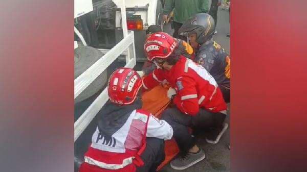 Kecelakaan Maut Truk Tangki dan Motor di Surabaya, 1 Orang Tewas 1 Luka Kecelakaan Maut Truk Tangki dan Motor di Surabaya, 1 Orang Tewas 1 Luka