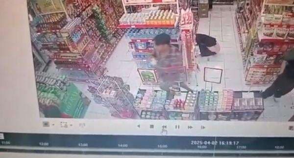 Duh! Kesal Cinta Ditolak, Juru Parkir Tepok Bokong Karyawati Minimarket Duh! Kesal Cinta Ditolak, Juru Parkir Tepok Bokong Karyawati Minimarket