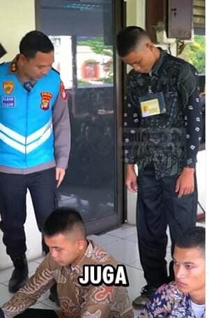 Pakai Sepatu Bolong, Kukuh Ikuti Tes Kesehatan Calon Siswa Polisi Pakai Sepatu Bolong, Kukuh Ikuti Tes Kesehatan Calon Siswa Polisi