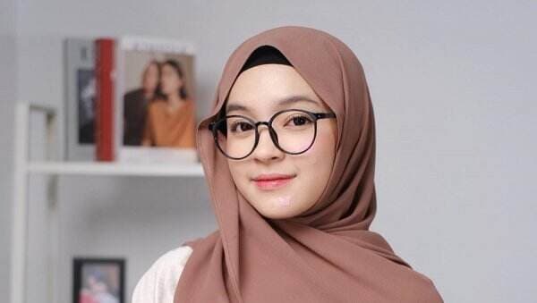 Cantiknya Eca Aura Pamer Foto Pakai Hijab