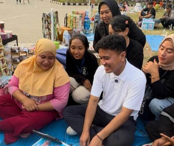 Dihalangi Oknum Suporter Masuk Stadion, Faldo Maldini Pilih Tonton <i>Live Streaming</i> dengan Pedagang