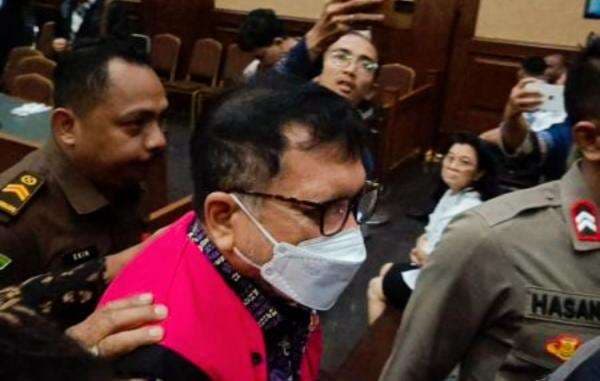 Mantan Pejabat MA Zarof Ricar Didakwa Terima Gratifikasi Rp915 Miliar, dan Emas 51 Kg Mantan Pejabat MA Zarof Ricar Didakwa Terima Gratifikasi Rp915 Miliar, dan Emas 51 Kg