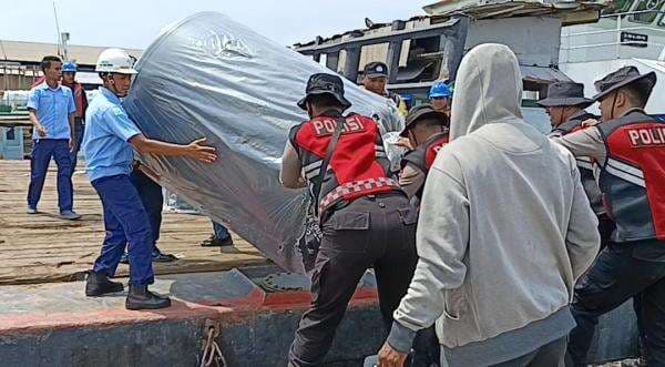 Gunakan Kapal Tongkang, Polres Probolinggo Kota Dropping Air Bersih Ke Warga Gili Ketapang