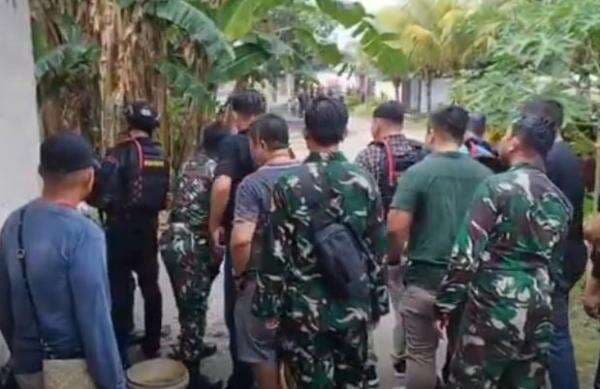 Pecatan TNI Tembak Prajurit Aktif lalu Kabur Lewat Gorong-Gorong, Rumahnya Dikepung