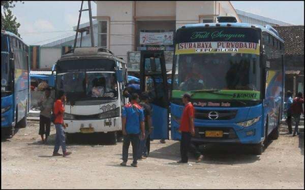 Penumpang KAI di Stasiun Cepu, Beralih ke Bus Trans Jakarta dan Bandung