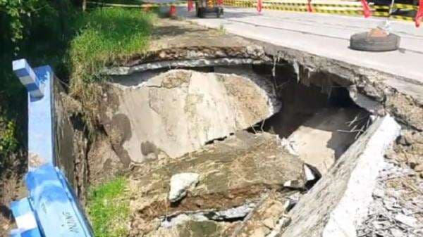 Jembatan Penghubung 3 Kabupaten di Lamongan Ambles Diguyur Hujan Deras Jembatan Penghubung 3 Kabupaten di Lamongan Ambles Diguyur Hujan Deras
