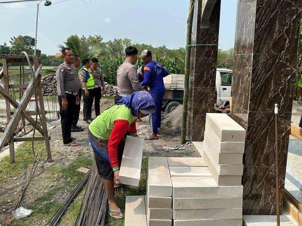 Sat Lantas Polres Grobogan Serahkan Hebel Untuk Pembangunan Musala Al Hidayah Bhayangkara