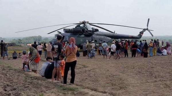 Mendarat Darurat di Sawah Blora, Helikopter TNI AD Ramai Dikerumuni Warga