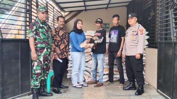 Personel Polsek dan Koramil Kawali Amankan Proses Penyaluran Bantuan Beras di Desa Citereup