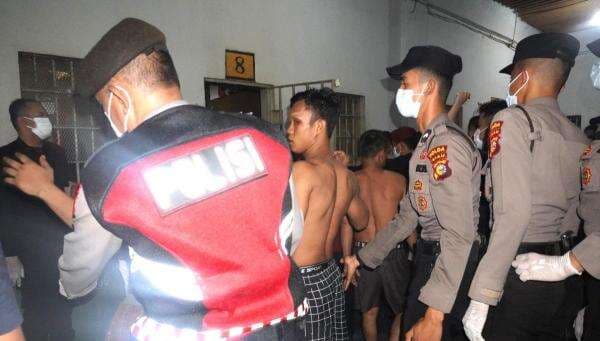 Razia Gabungan di Rutan Pekanbaru Usai Video Dugem Tahanan Viral, Ratusan Barang Terlarang Disita Razia Gabungan di Rutan Pekanbaru Usai Video Dugem Tahanan Viral, Ratusan Barang Terlarang Disita