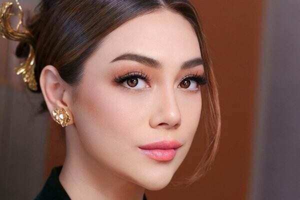 Umi Pipik Beri Pujian saat Celine Evangelista Tampil Berhijab