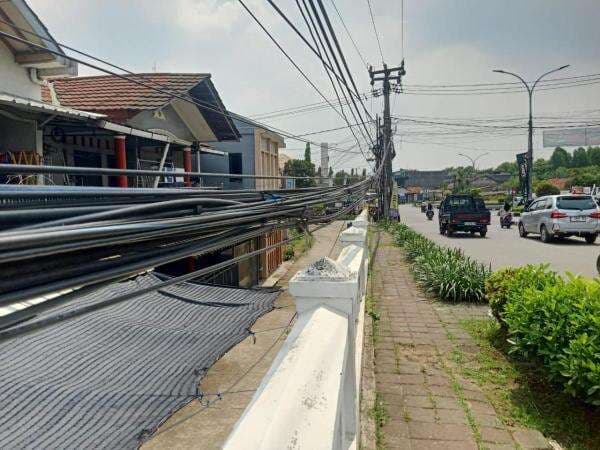 Kabel Semrawut di Telukjambe Bahayakan Pengendara, Warga Desak Penertiban Kabel Semrawut di Telukjambe Bahayakan Pengendara, Warga Desak Penertiban