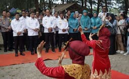 Terima Kucuran Dana Rp250 Juta, Gazebo di Pantai Telapak Antu Diresmikan Wamen Desa PDT RI