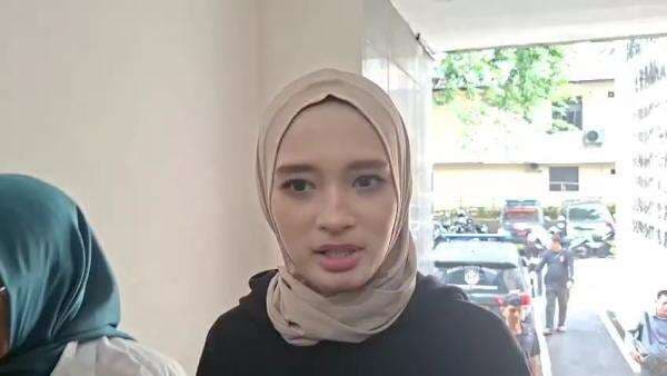 Potret Terbaru Inara Rusli Istri Siri Insanul Fahmi, Mata Panda Jadi Sorotan! Potret Terbaru Inara Rusli Istri Siri Insanul Fahmi, Mata Panda Jadi Sorotan!