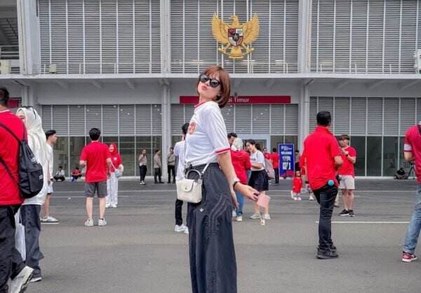 Gaya <i>Outfit</i> Chika Jessica Nonton Timnas Indonesia Vs Timnas Jepang, Tampil <i>Stylish </i> Pakai Jersey