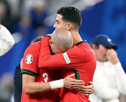 Cristiano Ronaldo Peluk Pepe yang Menangis Setelah Timnas Portugal Disingkirkan Prancis di Perempatfinal Euro 2024