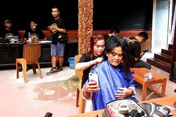 Segini Kisaran Harga Cukur Barber Viral di Puncak Gunung Segini Kisaran Harga Cukur Barber Viral di Puncak Gunung