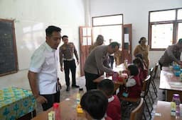 Polres Malang Bagikan Makanan Bergizi Gratis untuk Pelajar Terdampak Banjir