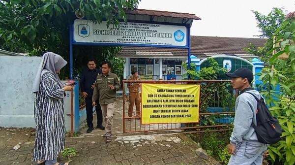 Ahli Waris Pasang Spanduk Kepemilikan Tanah Gedung Sekolah, Anggota DPRD Lebak Regen Lakukan Sidak