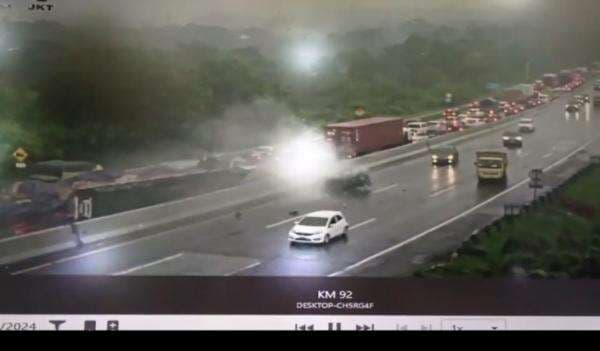 Truk Bermuatan Kardus Ngebut lalu Terguling Tabrak 19 Kendaraan di Tol Purbaleunyi