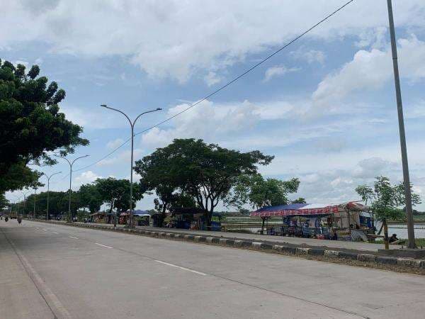 Jelang Puncak Mudik Lebaran, Warung Dadakan Mulai Menjamur di Sepanjang Jalan Lingkar Tanjungpura Jelang Puncak Mudik Lebaran, Warung Dadakan Mulai Menjamur di Sepanjang Jalan Lingkar Tanjungpura