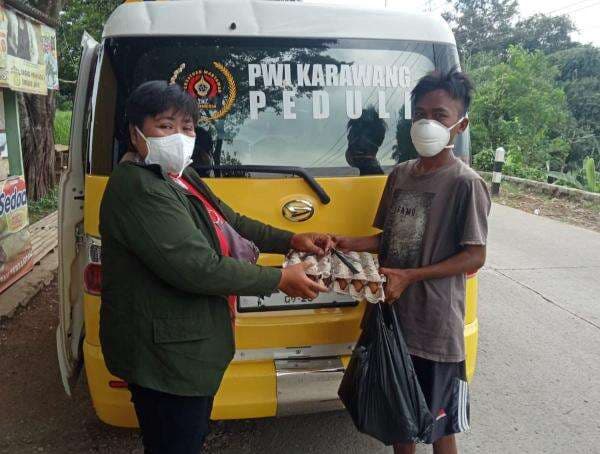 PWI Karawang Peduli Salurkan Bantuan Nutrisi Kepada 77 Pasien Tuberkulosis