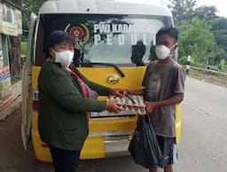 PWI Karawang Peduli Salurkan Bantuan Nutrisi Kepada 77 Pasien Tuberkulosis