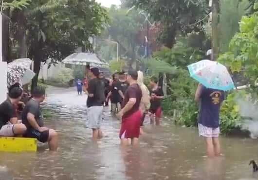 Diguyur Hujan Deras Disertai Angin Kencang, Perumahan di Depok Banjir dan Pohon Tumbang