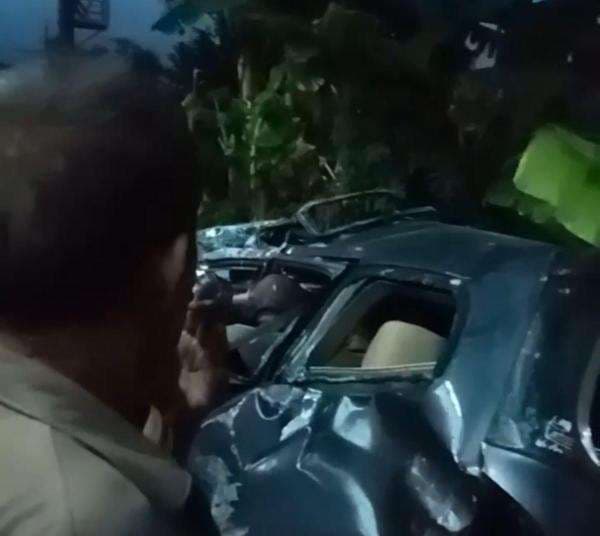 KRL Tabrak Mobil Mogok di Perlintasan Kebon Pedes, Kereta Anjlok Tak Ada Korban Jiwa KRL Tabrak Mobil Mogok di Perlintasan Kebon Pedes, Kereta Anjlok Tak Ada Korban Jiwa