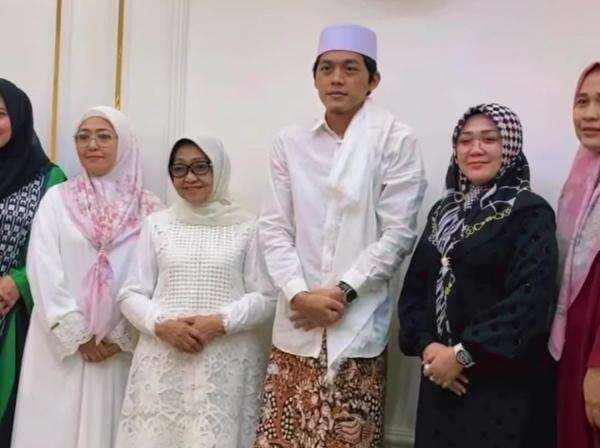 Kisah Mualaf di Pengajian Gus Iqdam, Dapat Hadiah Nama Aisyah dari Mundijdah Putri Pendiri NU