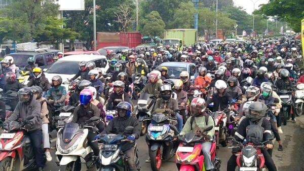 Puncak Arus Mudik: Volume Kendaraan di Jalur Pantura Indramayu Didominasi Sepeda Motor Puncak Arus Mudik: Volume Kendaraan di Jalur Pantura Indramayu Didominasi Sepeda Motor