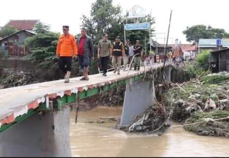 Pj Bupati Cirebon Kunjungi Korban Banjir Bandang di 5 Kecamatan, 2430 Jiwa Terdampak