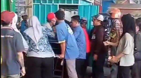 Tragedi Sadis di Wage Sidoarjo, Wanita Penjual Minuman Tewas Ditikam Diduga Pelaku Suaminya Tragedi Sadis di Wage Sidoarjo, Wanita Penjual Minuman Tewas Ditikam Diduga Pelaku Suaminya