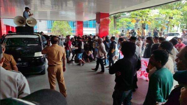 Ratusan Nelayan di Sultra Tolak Kebijakan Pusat Pemasangan VMS di Kapal Perikanan Ratusan Nelayan di Sultra Tolak Kebijakan Pusat Pemasangan VMS di Kapal Perikanan