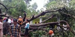 Puting Beliung Terjang Cikamunding Lebak, Puluhan Rumah Rusak Parah!